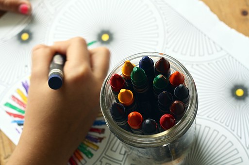 https://cursodebaba.com/images/brincadeiras-criancas-4-anos-desenhando.jpg